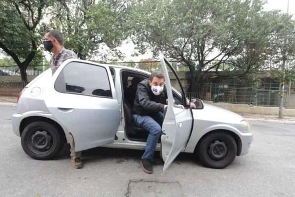 Guilherme Boulos, de máscara, desce de seu carro Celta durante campanha à Prefeitura de SP em 2020 - Metrópoles