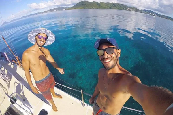 Acidente com barco deixa brasileiros à deriva na Polinésia Francesa