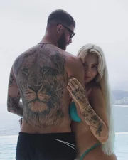 Karoline Lima e Léo Pereira posam juntos durante viagem de casal