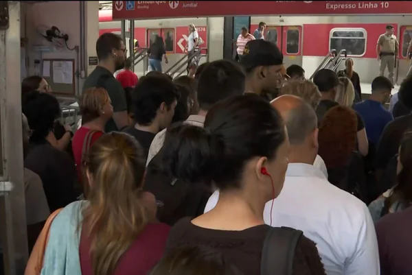 Imagem colorida mostra aglomeração de pessoas dentro de estação de trem da CPTM, em São Paulo. Na imagem, elas estão de costas, viradas em direção aos trilhos do trem - Metrópoles