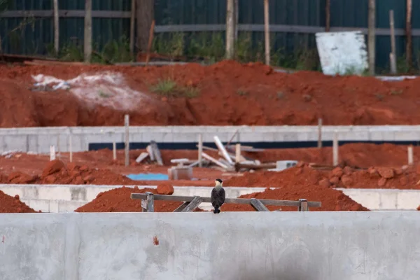 Obra na Piscina de Ondas é paralisada por falta de repasse de recursos