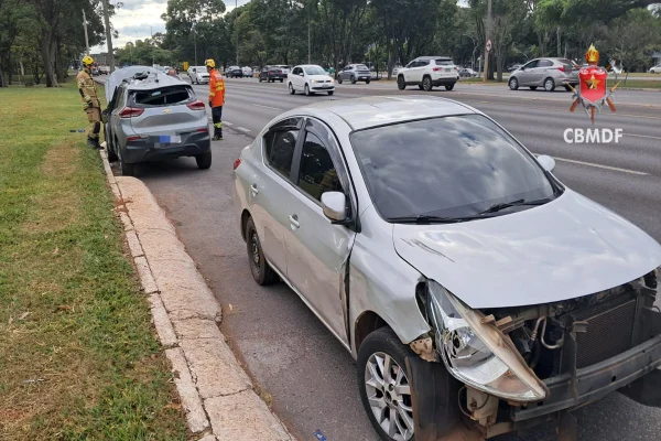 Carro capota após acidente entre três veículos no Eixão Sul