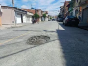 Rua que foi asfaltada recentemente em Carapicuíba e já tem buracos