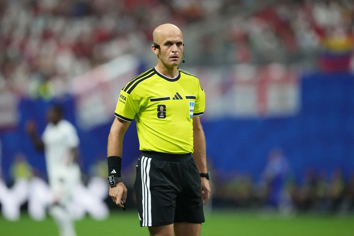 Adham Makhadmeh, da Jordânia, apita a partida entre Estados Unidos e Bélgica. Adham Makhadmeh, da Jordânia, apita a partida entre Estados Unidos e Bélgica.