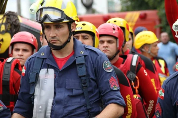 Motorista bêbado atropela PM após confusão em bloco de Carnaval