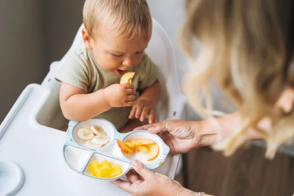 Imagem colorida de bebê comendo