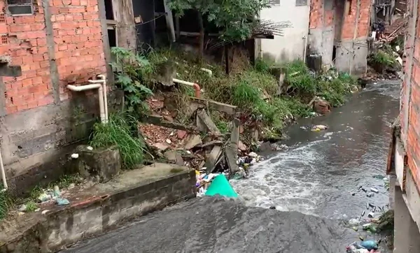 Imagem colorida do córrego Zavuvus