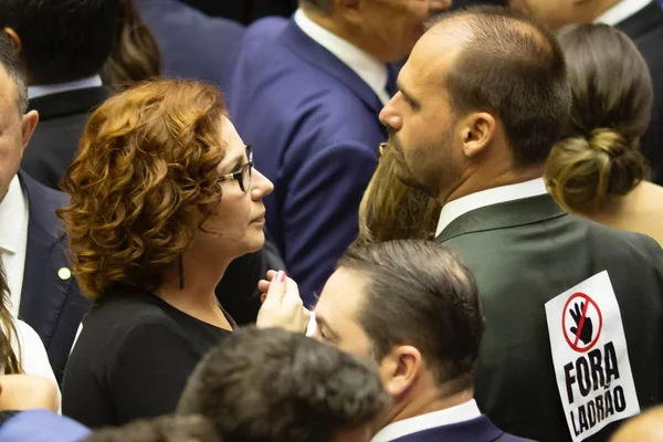 Deputados bolsonaristas posam para foto protestando contra o presidente Lula com placas escrito "Fora Lula" no plenário da Câmara dos Deputados, em dia de posse do poder legislativo. No detalhe, Carla Zambelli conversa com Eduardo Bolsonaro - Metrópoles