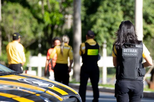 Pessoas com blusa amarela e colete preto