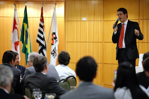 Presidente concordou em ficar no Acordo de Paris, diz Ricardo Salles