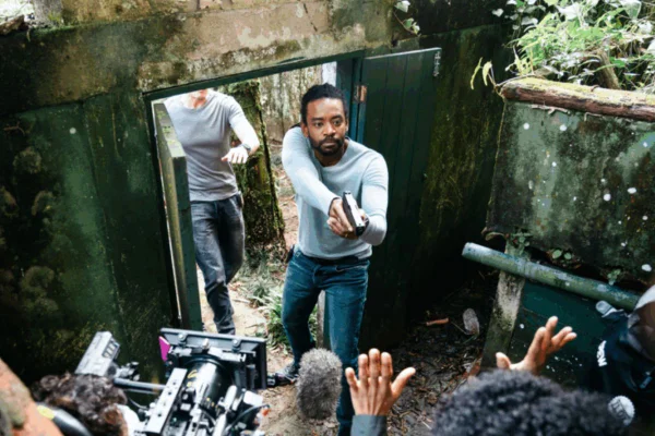 Fabrício Boliveira nos bastidores de Cenas de Um Crime