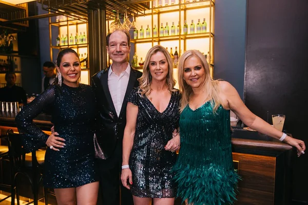 Amador Outerelo ganha badalada festa de aniversário de trio de amigas
