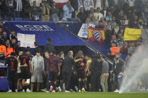Foto colorida de Barcelona comemorando título - Metrópoles