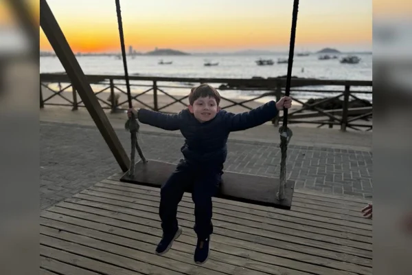 Arthur Jordão Lara, de seis anos, tem distrofia muscular de Duchenne