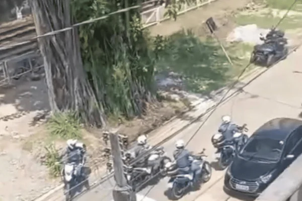 Imagem colorida mostra agentes da GCM montados em motocicletas em uma rua em combate à ocorrência criminosa - Metrópoles