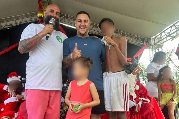 Tiago Peretto (União Brasil), vereador de São Vicente, ao lado do irmão Igor Peretto, assassinado a facadas em apartamento em Praia Grande (SP). - Metrópoles