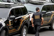 <b>16/03/2017:</b> Dois brasileiros foragidos da Justiça retornaram ao país para cumprimento de suas penas. Ricardo Leonel Lima, extraditado pelo governo português, irá cumprir 20 anos de reclusão por homicídio qualificado. Lima entrou em Portugal, em 2007, utilizando o nome falso de André de Sousa Amaral. Em setembro de 2016, foi preso para fins de extradição. O segundo extraditado foi Edson Luís dos Santos Garra, vindo do Uruguai, para cumprir pena pelos crimes de furto, extorsão e extorsão mediante sequestro. A Justiça uruguaia deferiu o pedido do governo brasileiro em outubro de 2013. Porém, a entrega de Garra às autoridades brasileiras foi adiada, pois ele também cumpria pena no Uruguai pelo crime de homicídio 