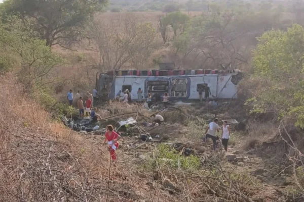Imagem de mobilização após acidente que deixou 15 mortos em AL