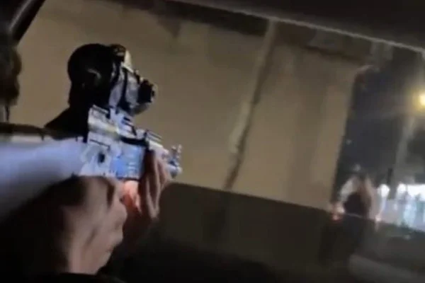 Imagem colorida mostra arma sendo usava por jovens dentro de carro para atacar garota de programa em SP - Metrópoles
