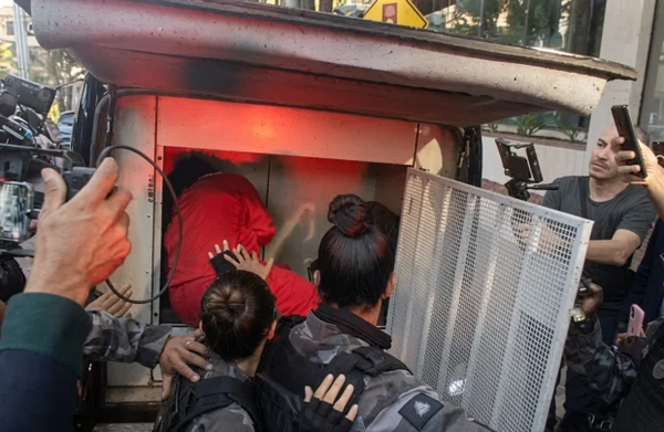 diarista Paola entrando do rabecão depois da reconstituição do crime