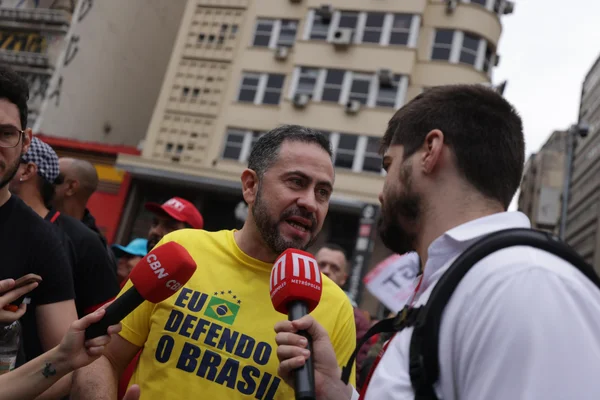 São Paulo - Kiko Celeguim, presidente estadual do PT, comparece na manifestação de 7 de setembro, na praça da república