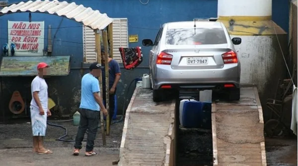 Entra sujo e sai clonado. Lava a jato adulterava até 10 carros por dia