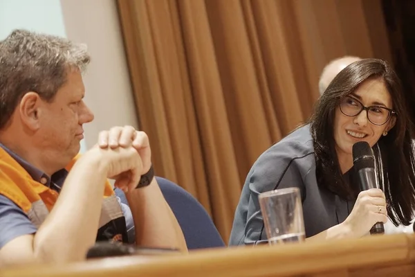 “É mito que privatização vai aumentar conta de água”, diz secretária