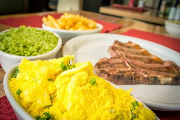 Receita num Instante: chef do Bsb Grill ensina a fazer a famosa farofa de ovos do restaurante