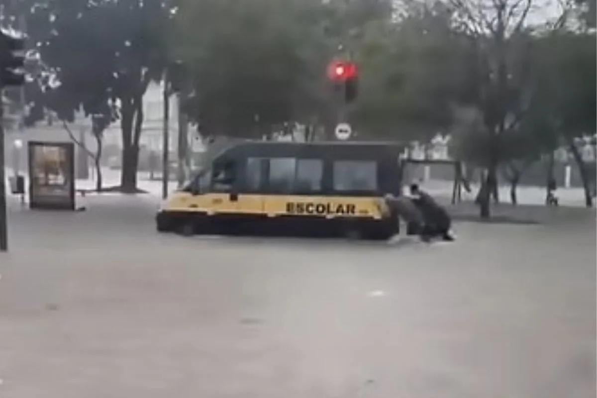 PMs resgatam van escolar com crianças que ficou ilhada durante chuva em SP