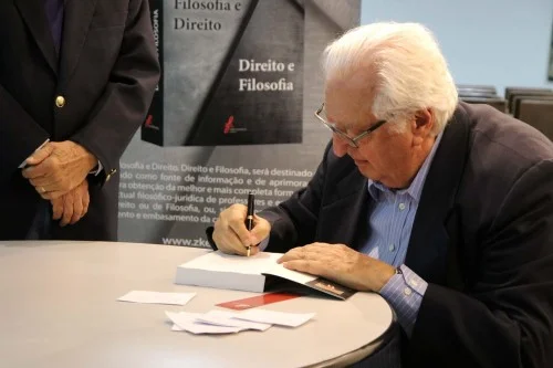 Advogado Ronaldo Rebello de Britto Poletti assina livro