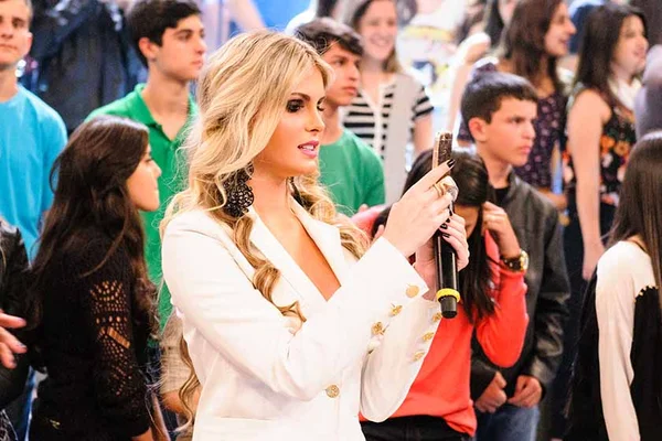 Bárbara Evans estreia na TV em cena de sexo selvagem com Cauã Reymond