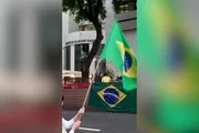 Manifestantes pró-Flávio em frente ao Insper Manifestantes pró-Flávio em frente ao Insper