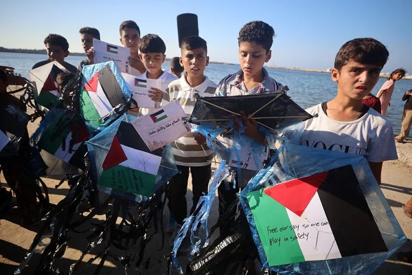 Imagem colorida mostra crianças soltando pipas na Faixa de Gaza - Metrópoles