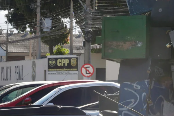 Imagem colorida de cofres de diversas cores em volta de um poste