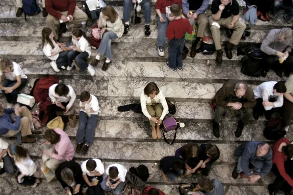 Solidão em millennials e jovens já é epidemia, diz pesquisa