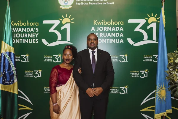 A embaixatriz de Ruanda, Annet Baingana e o embaixador de Ruanda, Lawrence Manzi