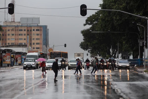 movimento de pessoas na rua de taguatinga