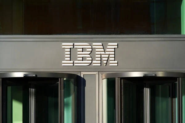 Imagem de porta de entrada de prédio da IBM - Metrópoles