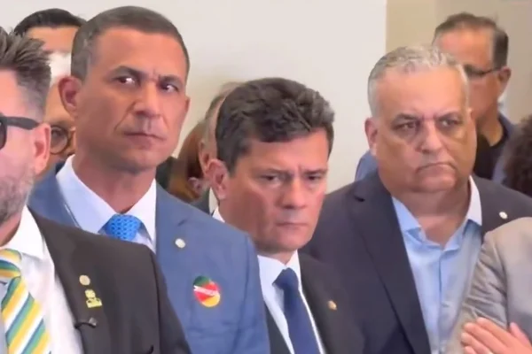 imagem colorida de sergio moro, durante coletiva de imprensa de flávio bolsonaro