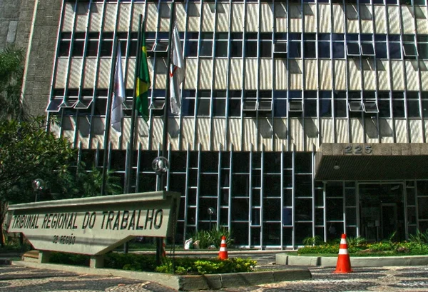 funcionário de aeroporto ganha causa por danos morais