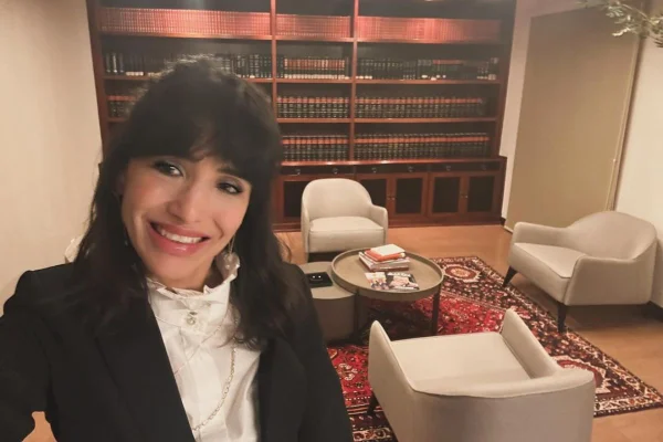 Foto colorida da juíza substituta Angélica Chamon Layoun - Metrópoles