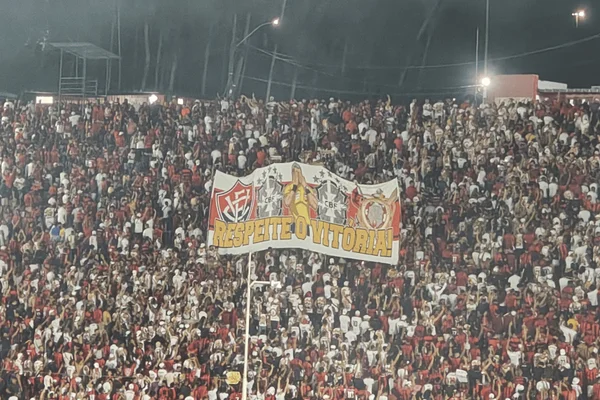 Torcida do Vitória protesta antes de jogo contra o Coritiba