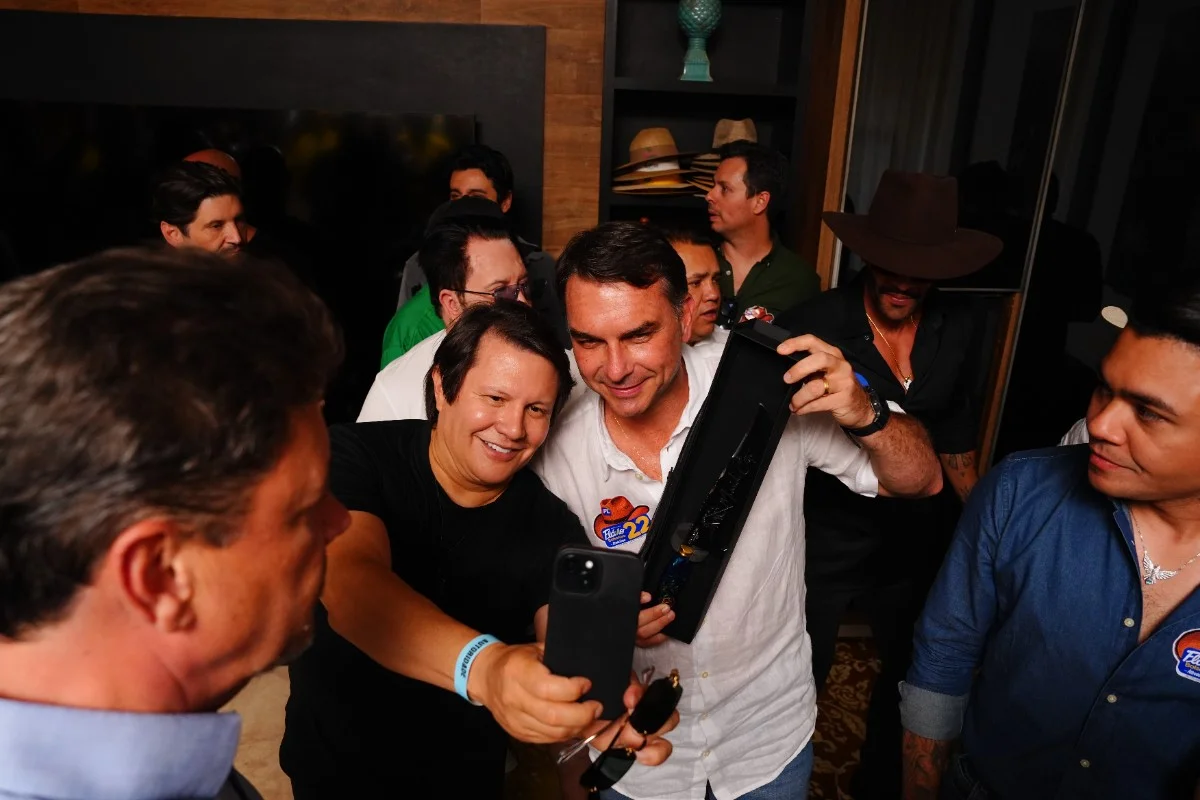 Flávio Bolsonaro recebe apoio de mais de 30 cantores sertanejos em Goiás Flávio Bolsonaro recebe apoio de mais de 30 cantores sertanejos em Goiás