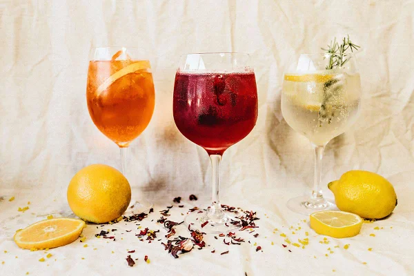 5 drinques refrescantes feitos com vinho