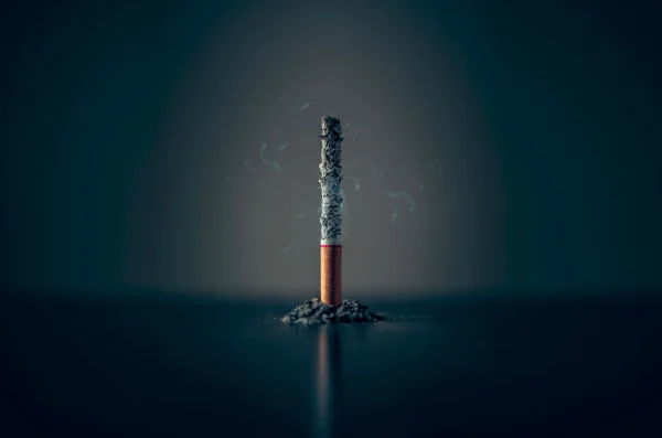 Fotografia colorida de cigarro queimando-Metrópoles