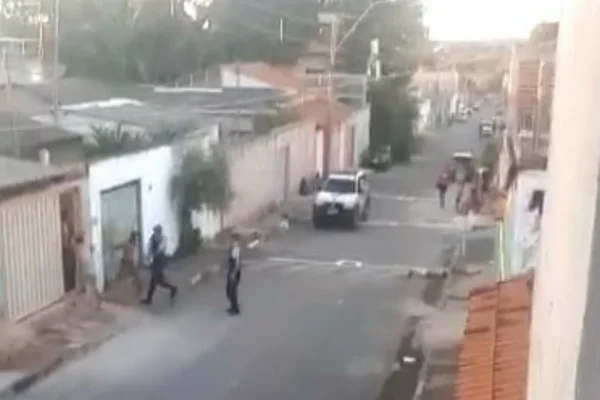 Vídeo: homem mantém mulher em cárcere e agride PM, que revida com tiro