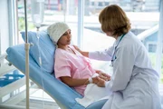 O tratamento é feito com cirurgia, radioterapia ou quimioterapia, a depender do tamanho e da gravidade de cada caso, e as chances de cura são maiores quando o tumor é identificado precocemente, assim como em qualquer outro tipo de câncer 