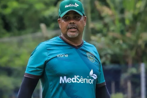Foto colorida de Nilmar Filho, ex-jogador do Bahia e auxiliar do Porto Vitória - Metrópoles