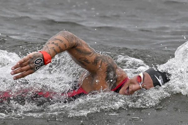 Foto colorida de Ana Marcela Cunha, atleta da Maratona Aquática - Metrópoles