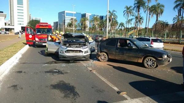 Acidente entre três carros interdita faixa da via S2